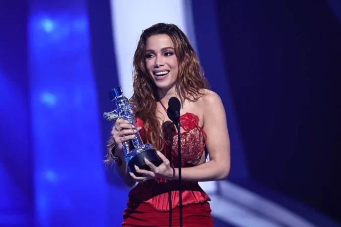 Anitta leva funk para o VMA e vence prêmio inédito para o Brasil