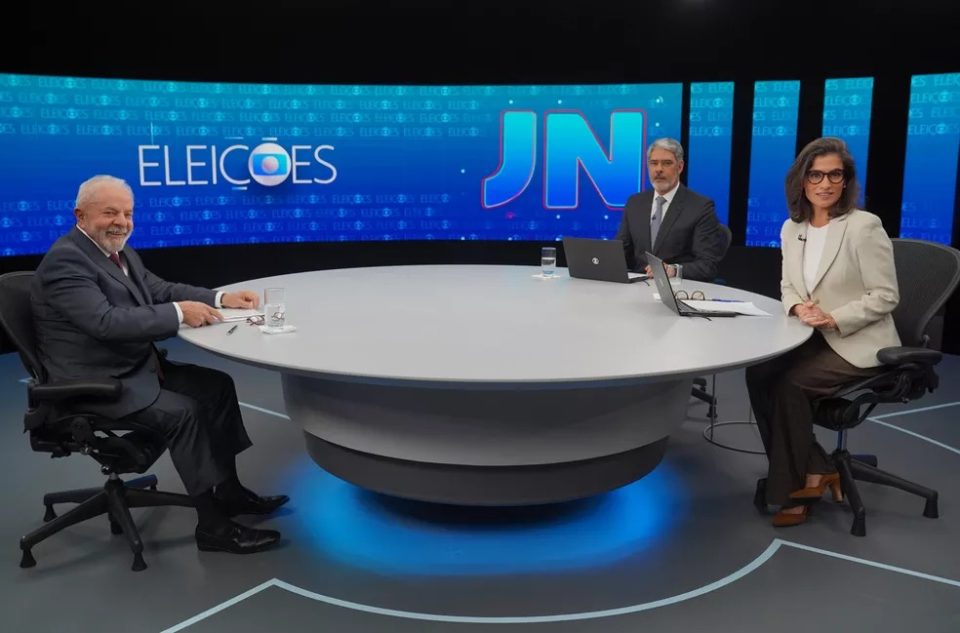 Entrevista de Lula tem manifestações contra e a favor do petista