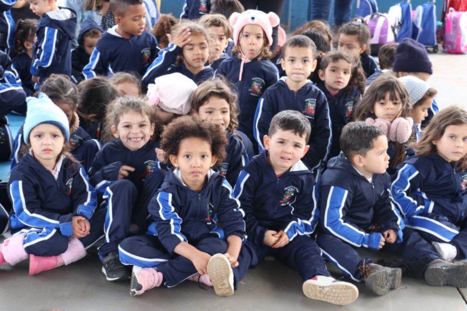 Prefeito entrega uniformes para alunos da rede municipal