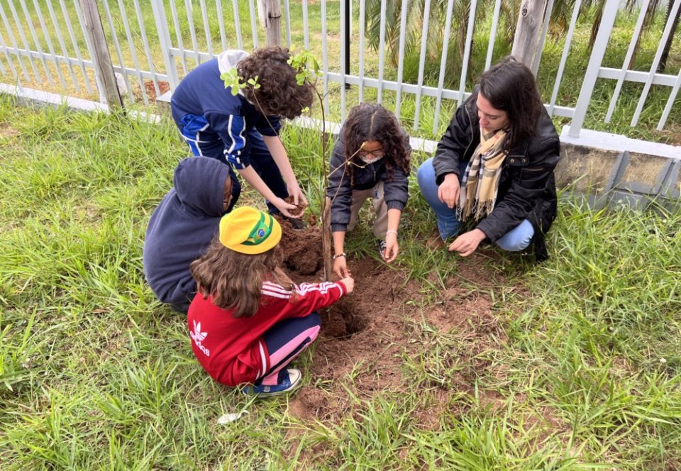 Projeto em parceria com a Unimed realiza plantio de árvores em escolas