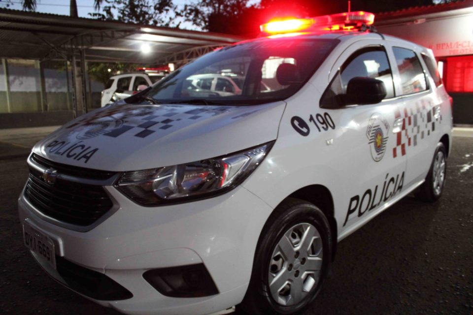 Homem invade a casa da ex com faca e a agarra pelo pescoço