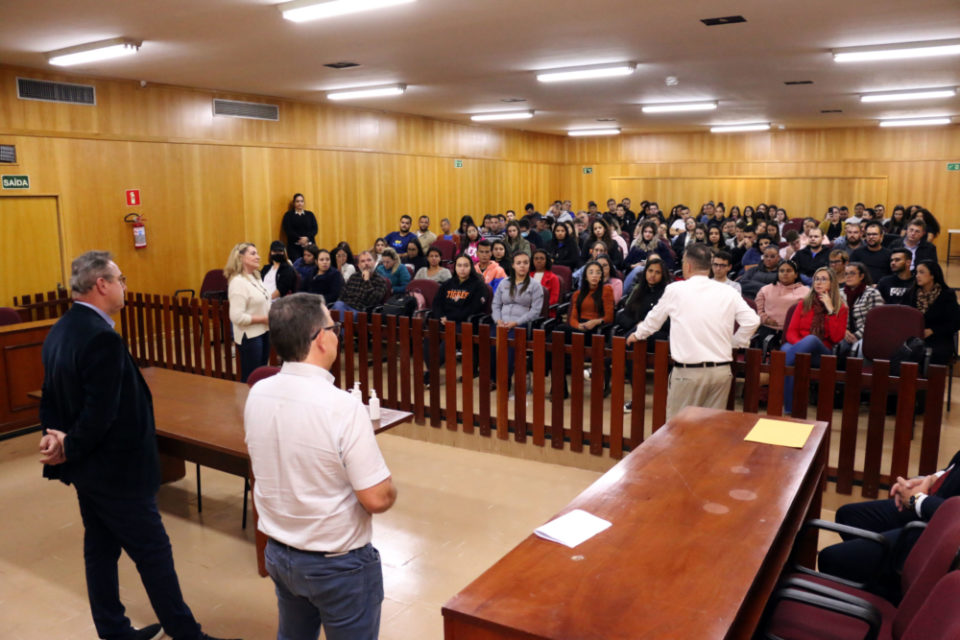 Alunos de Direito da Unimar participam de aula com juiz