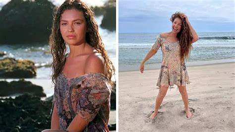 Thalia se caracteriza de Marimar com vestido original