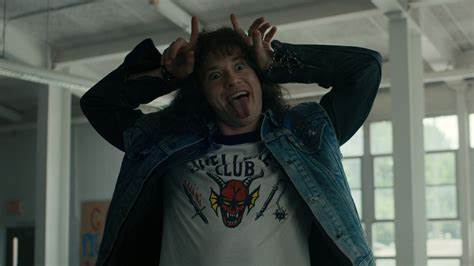 Joseph Quinn de ‘Stranger Things’ toca com o Metallica