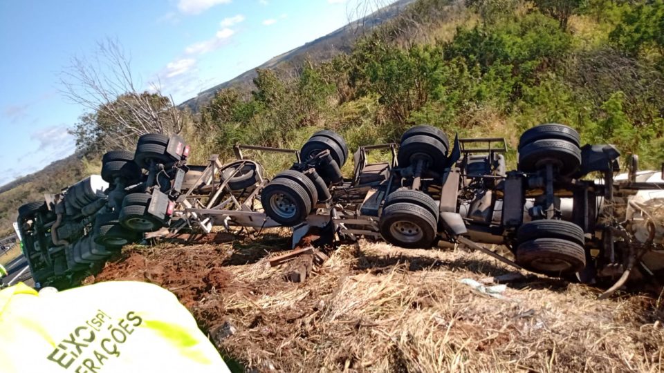 Carreta tomba na rodovia SP-294 em Gália