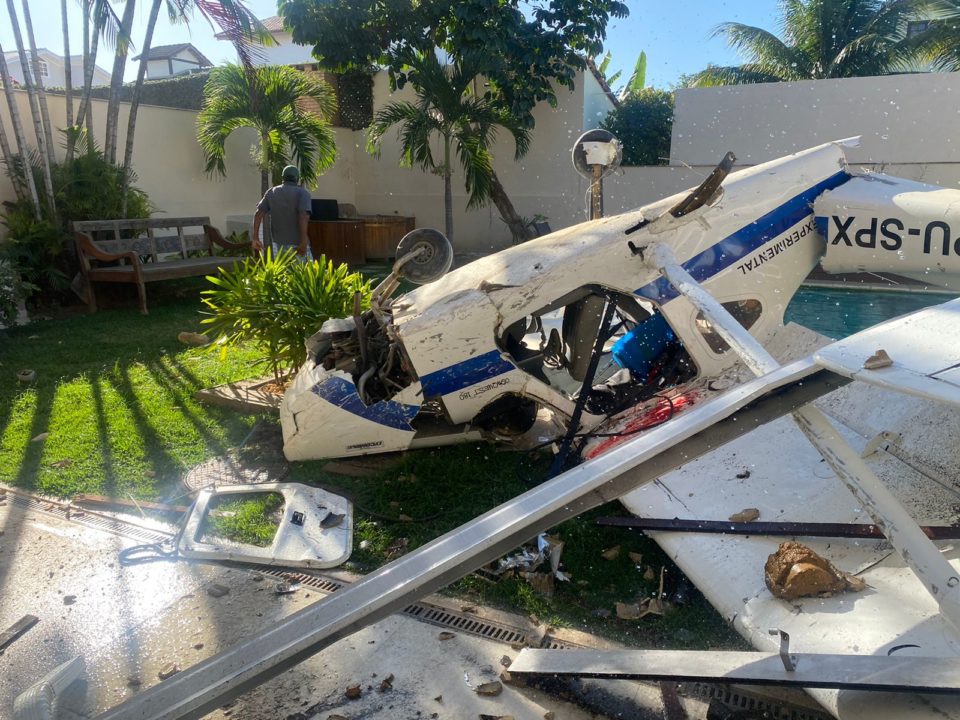 Ultraleve cai sobre casa em condomínio da Barra da Tijuca