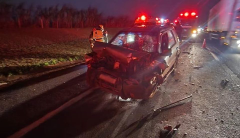 Homem de 29 anos morre ao atingir traseira de caminhão