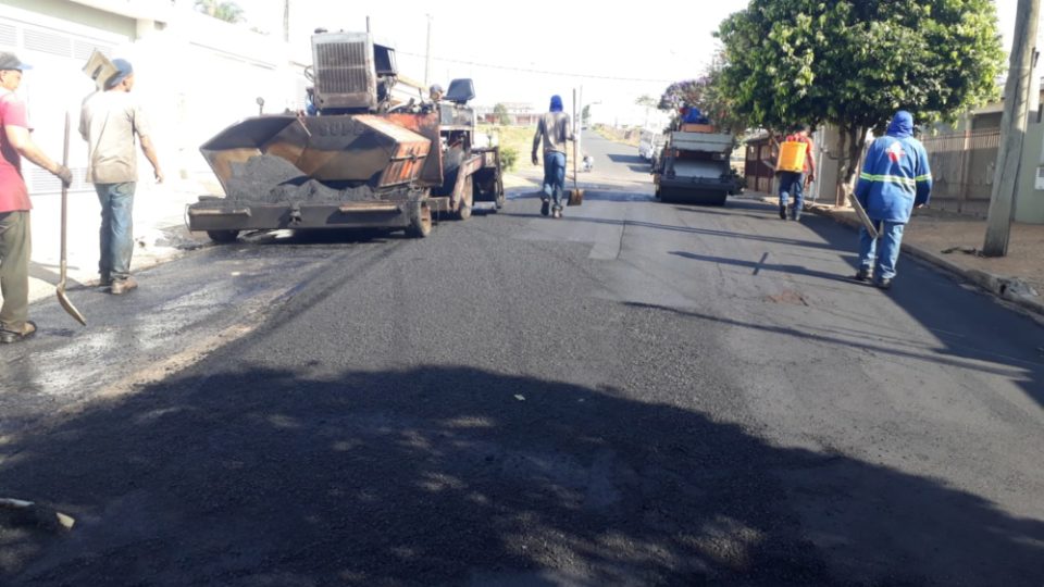 Tem início recapeamento da rua Hermínio Scarabotolo