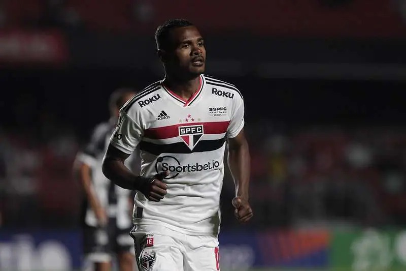 São Paulo revela rara lesão muscular na coxa em Nikão