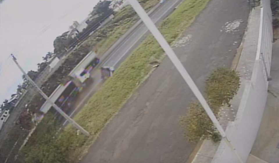 Vídeo mostra grave acidente envolvendo três veículos na pista