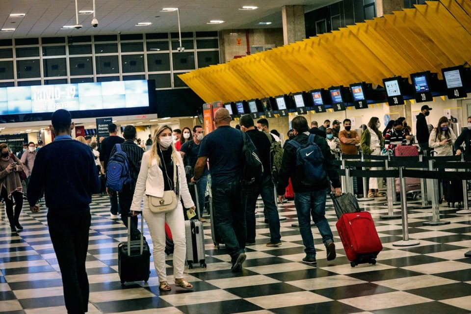 Anvisa suspende obrigatoriedade de máscaras em voos e aeroportos