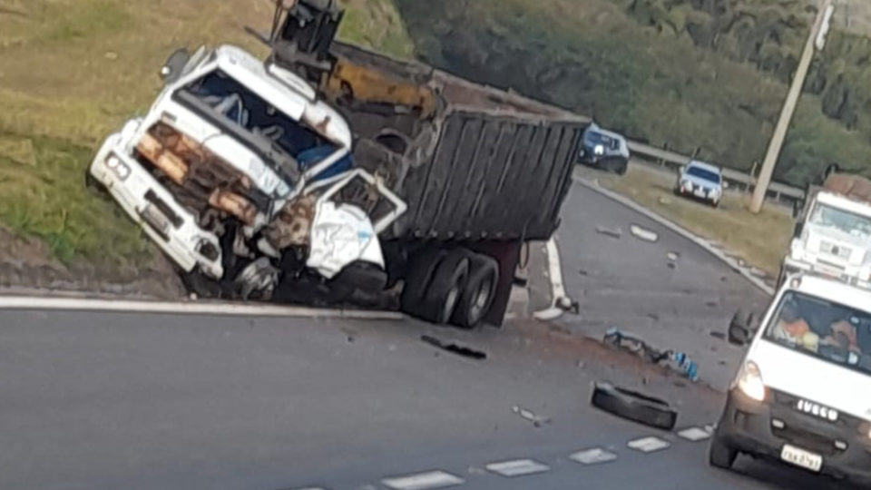 Colisão entre caminhões deixa feridos na SP-294 em Garça