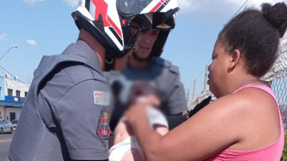 Policiais militares salvam bebê engasgado em Garça