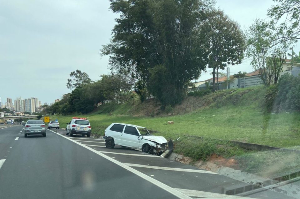 Motorista perde o controle e bate o carro na SP-294