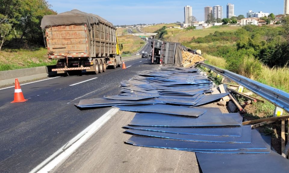 Caminhão com madeira tomba na SP-294 em Marília