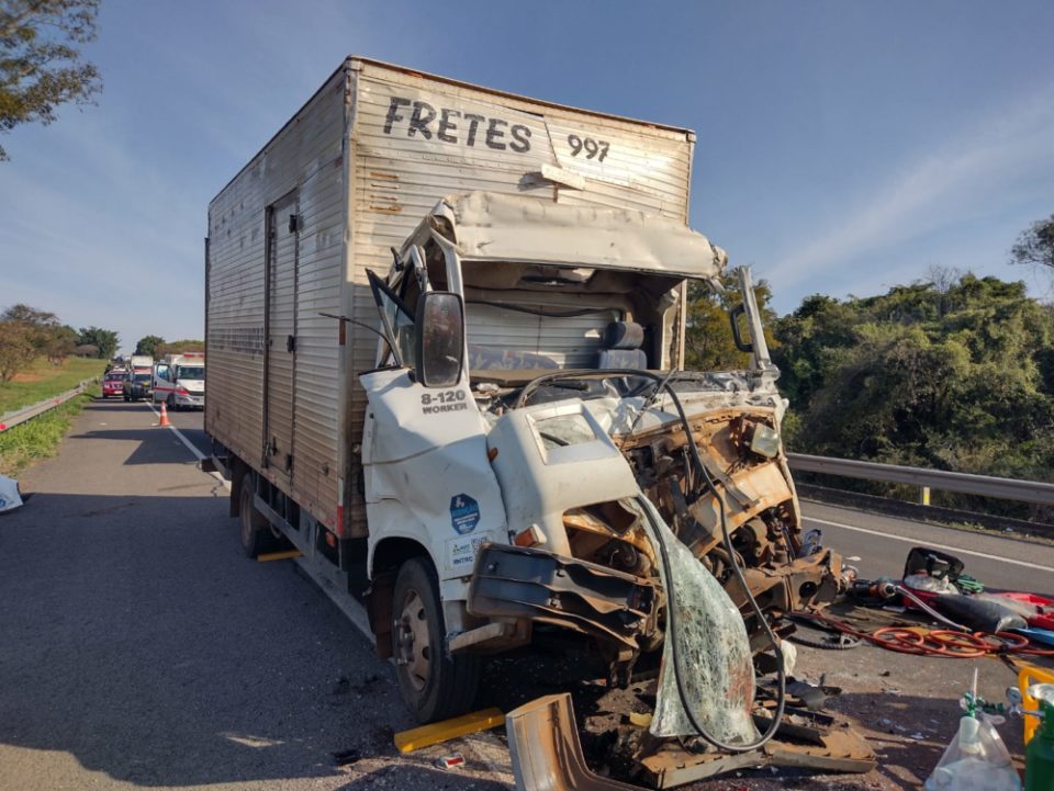 Motorista morre em colisão entre caminhão e bitrem na BR-153