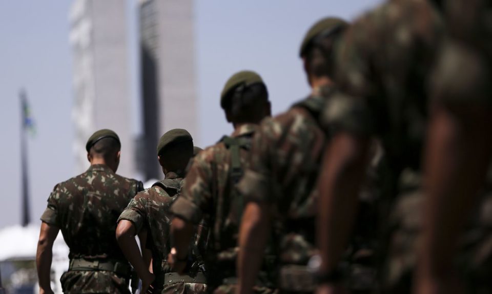 1,6 mil militares receberam mais de R$ 100 mil por mês