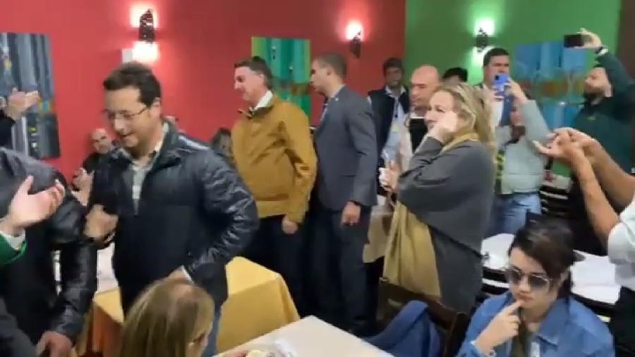 Bolsonaro sai de churrascaria em SP sob vaias e aplausos