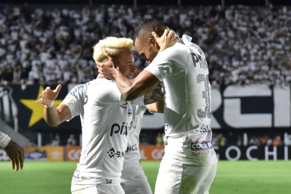 Soteldo brilha e ajuda Santos a vencer o São Paulo na Vila