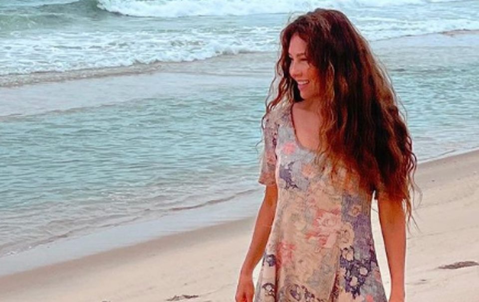 Thalia se caracteriza de Marimar com vestido original da personagem