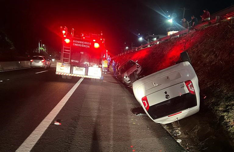 Carro capota em acidente na Rodovia SP-294 em Marília