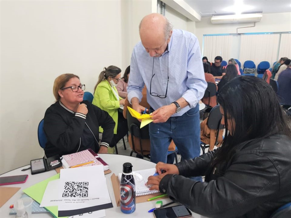 Professores das Emef participam de encontros formativos