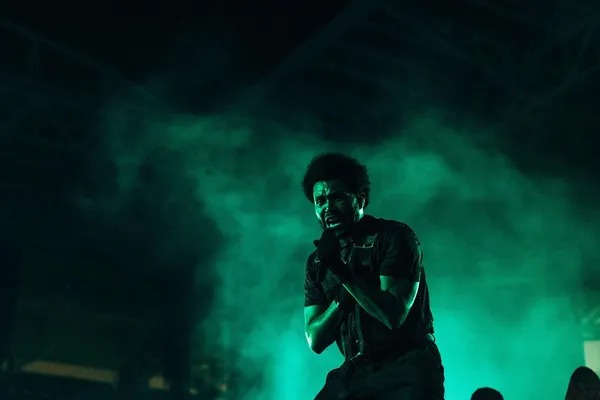 The Weeknd interrompe show lotado após perder a voz