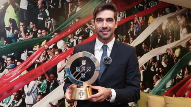 Abel Ferreira recebe prêmio da Federação Portuguesa