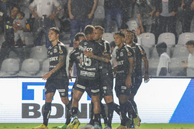 Luan marca e Santos bate Athletico-PR na Vila Belmiro