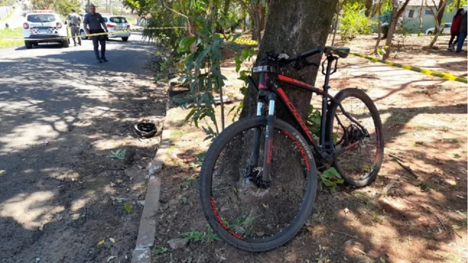 Ciclista morre em acidente com dois carros em Bauru