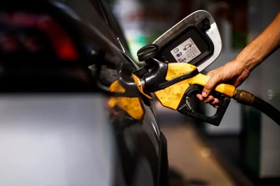 Preço médio da gasolina fica abaixo de R$ 5 nesta semana