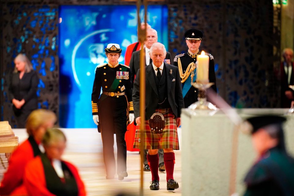 Rei Charles III e irmãos velam caixão da rainha Elizabeth II