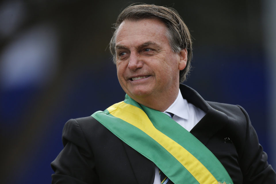 Bolsonaro foca em voto feminino e tenta aumentar rejeição de Lula