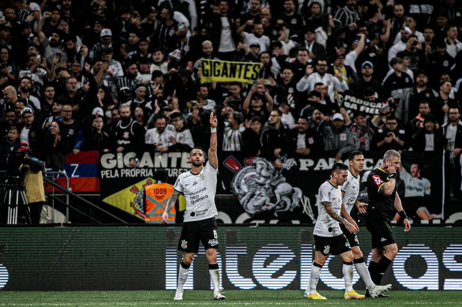 Corinthians bate Fluminense e encara o Flamengo na final