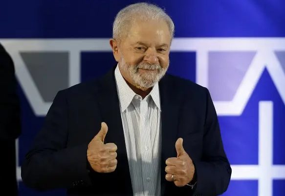 Roubaram o povo e a 1 mês da eleição baixam gasolina, diz Lula