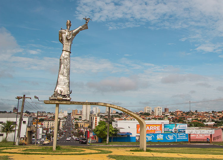 Grupo empresarial abre dezenas de vagas em Assis