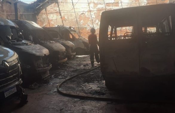 Sete veículos foram atingidos por fogo na Central de Ambulâncias