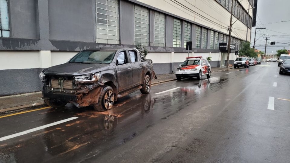 Condutor tenta fugir e capota caminhonete furtada