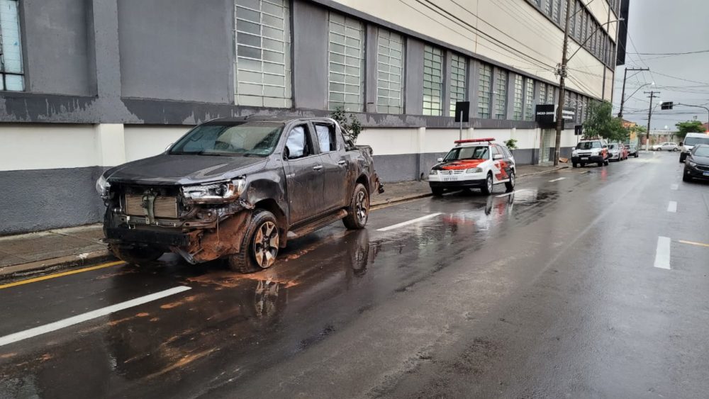 Condutor tenta fugir e capota caminhonete furtada Marília Notícia