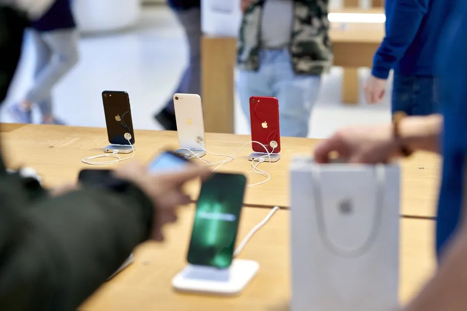 Governo suspende venda de iPhone sem carregador no País