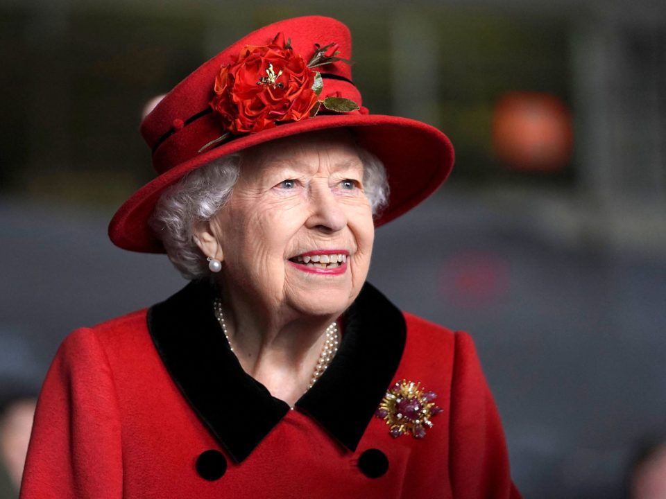 Rainha Elizabeth II é colocada sob supervisão médica