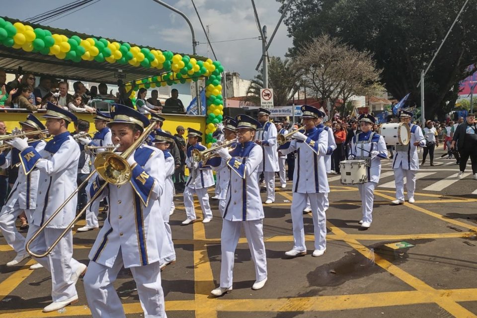 Desfile em Marília tem bom público e campanha nas ruas