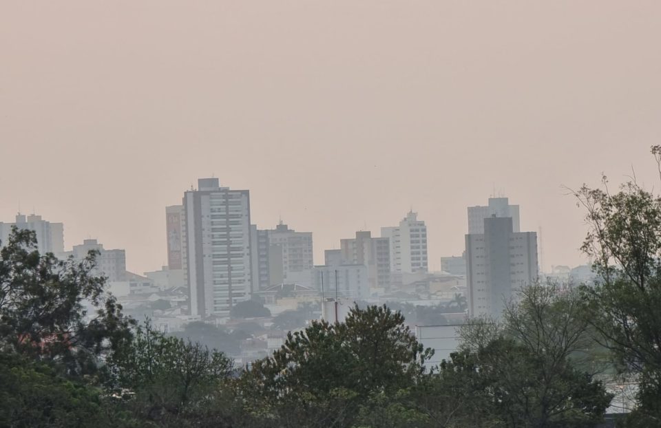 Queimadas na Amazônia deixam céu de Marília cinza