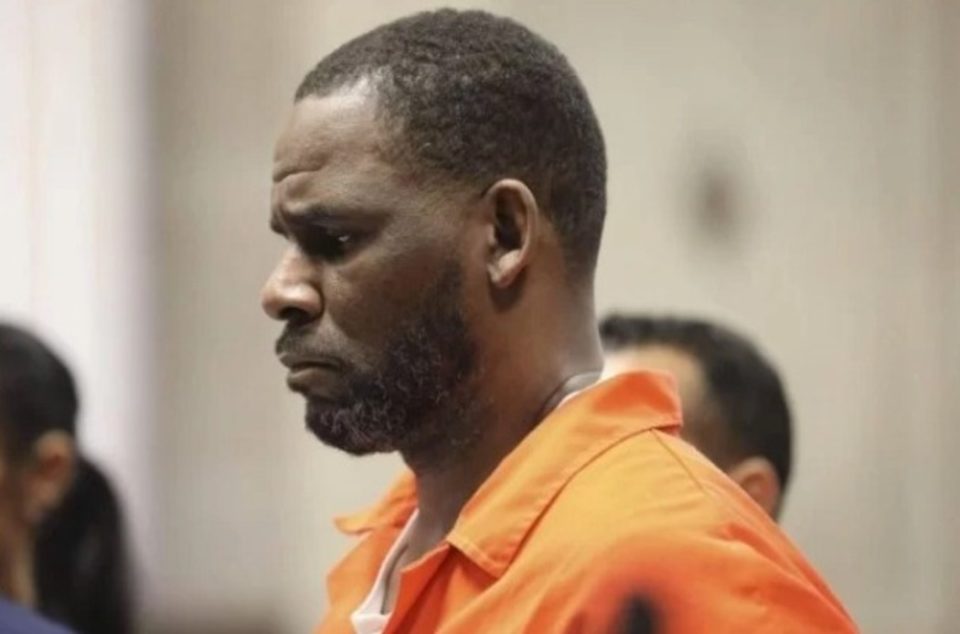 Cantor R. Kelly é declarado culpado de pornografia infantil