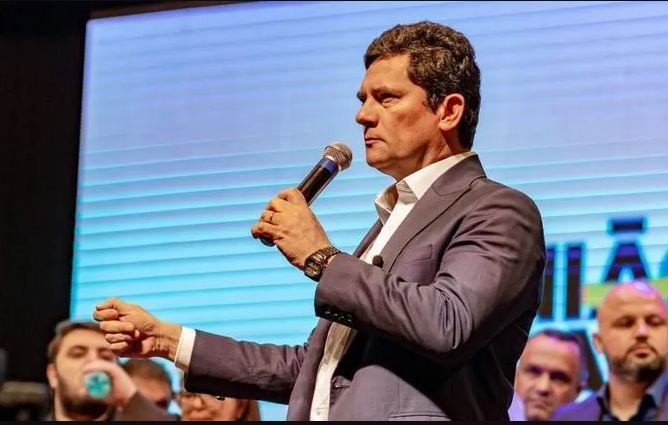 Moro critica PT no Twitter após ser alvo de operação