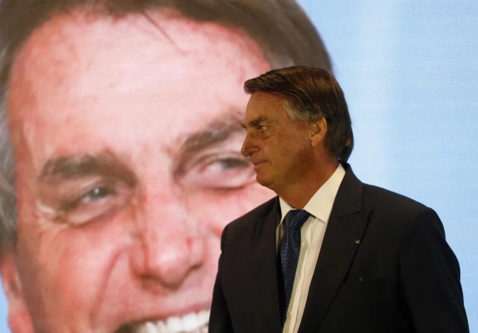 Bolsonaro veta saque do vale-alimentação após 60 dias