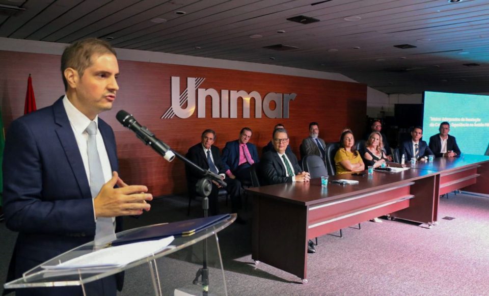 Novo docente da Unimar, Bruno Bianco palestra aos alunos