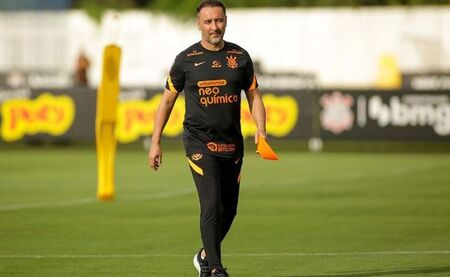 Corinthians volta a treinar e Vítor Pereira ganha opções