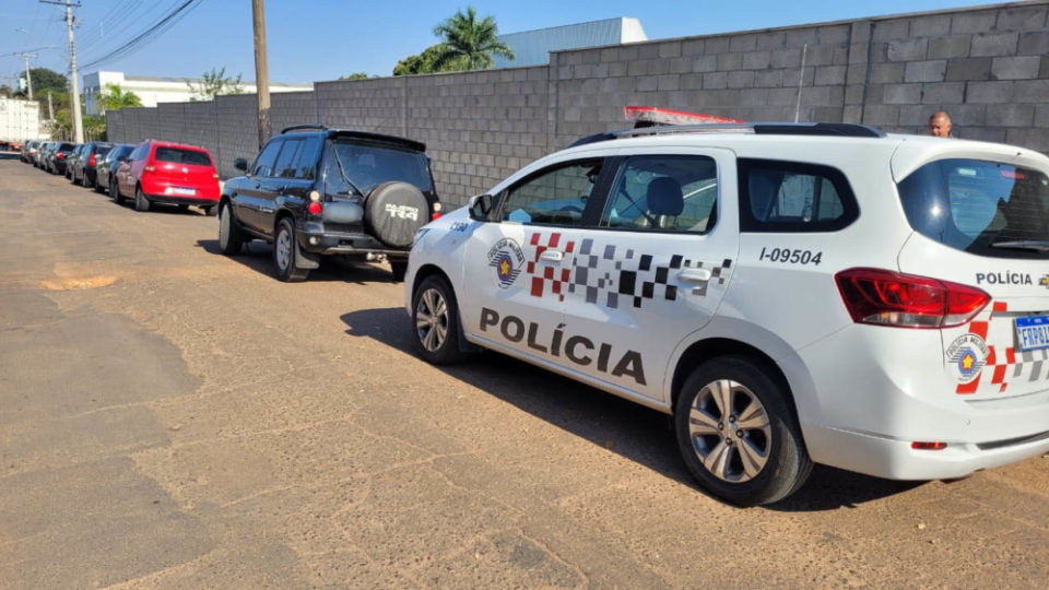 Homem é achado morto dentro de carro em Lácio