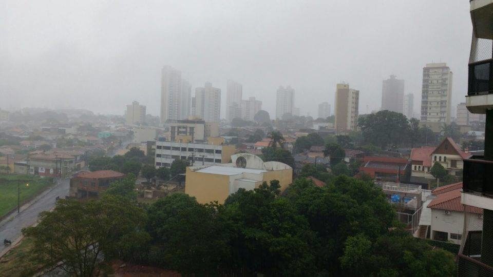 Primavera tem início com chuva e frio em Marília